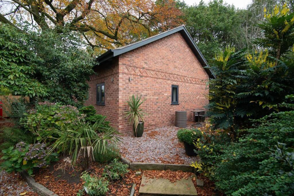 Luxury Coach House Next To Woodland In Knutsford Villa Exterior foto