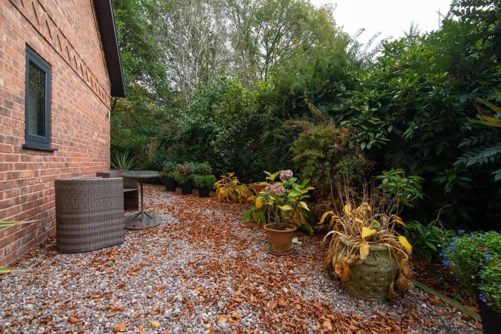 Luxury Coach House Next To Woodland In Knutsford Villa Exterior foto