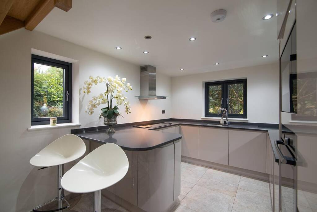 Luxury Coach House Next To Woodland In Knutsford Villa Exterior foto