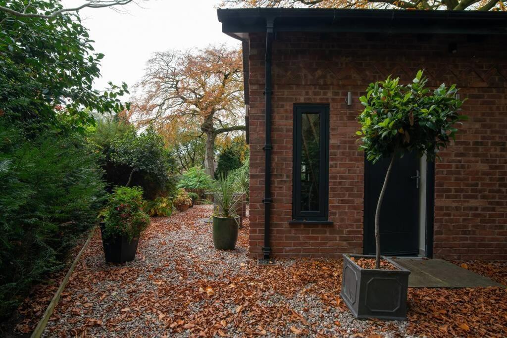 Luxury Coach House Next To Woodland In Knutsford Villa Exterior foto